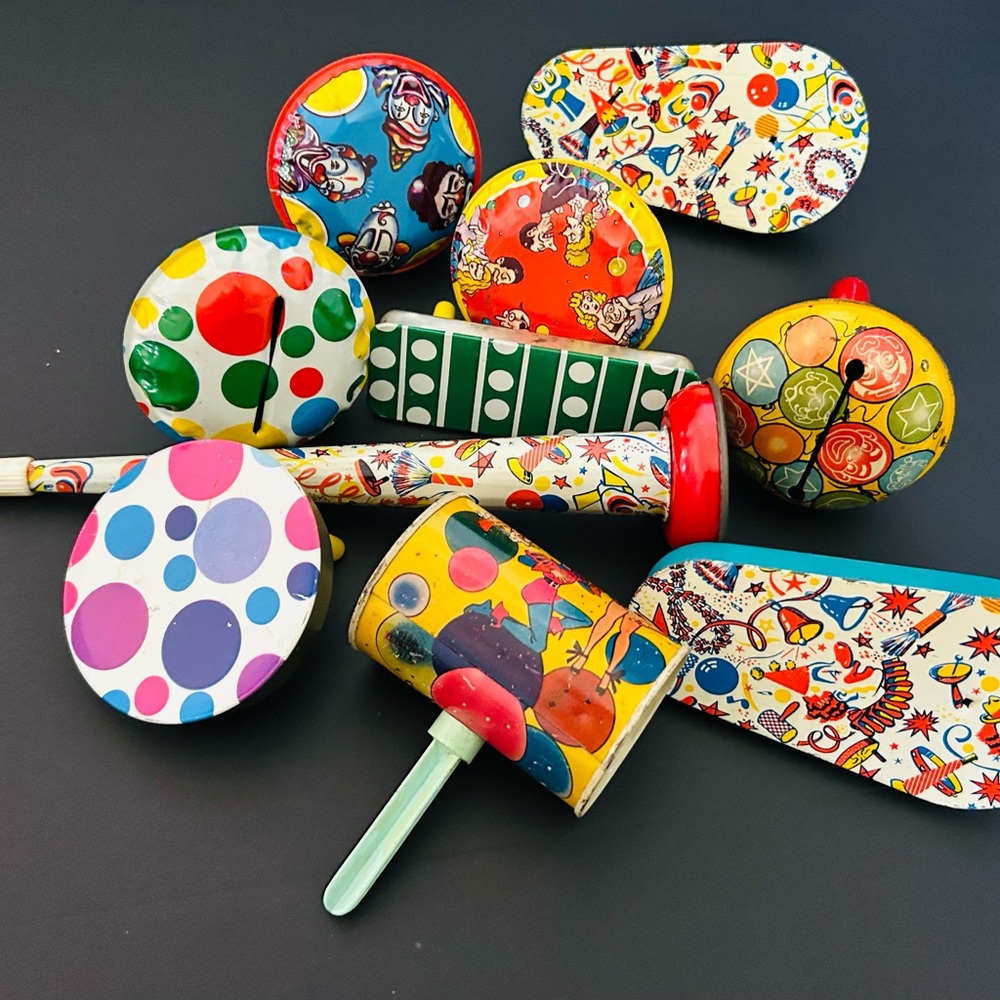 Tin noise makers lot of ten. - Picture 16 of 16
